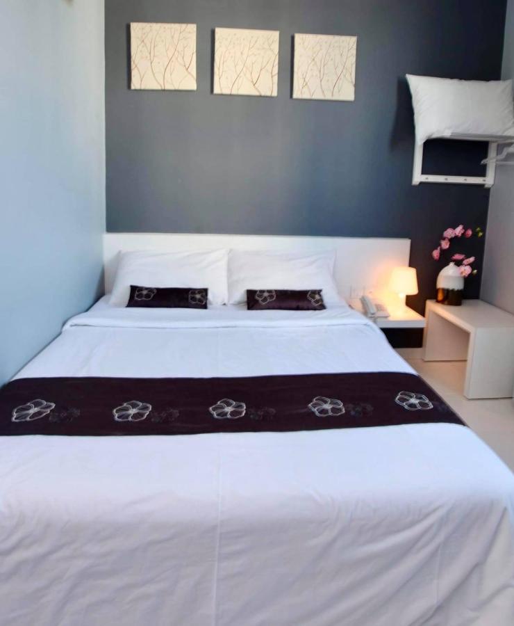 Wan Loong Hotel Pontian Kecil Exterior foto